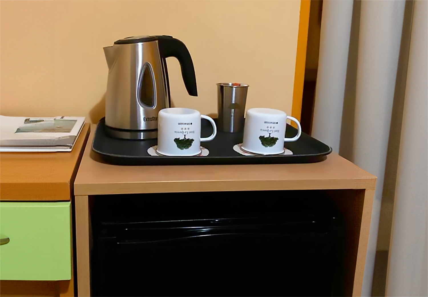 frigorigero, bollitore, tazze, caffe e zucchero
